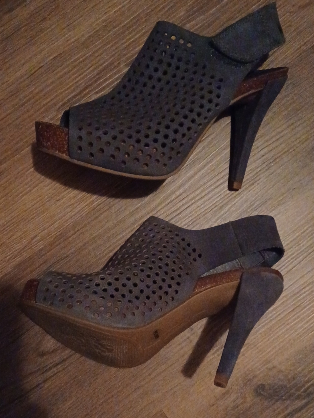 ● Vince Camuto Charcoal Perforated Peep-Toe Slingback Heels Size 6